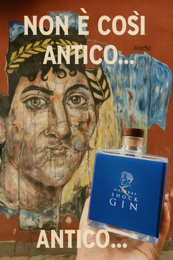 Bottiglia di Tesla Gin davanti a un murale artistico, con la scritta “Non è così antico”, a richiamare le antiche origini del gin.